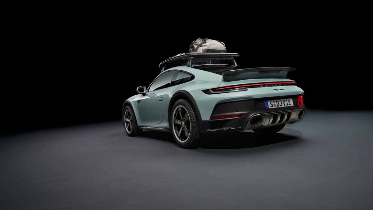 Porsche představilo terénní 911, má zvýšený podvozek a oplastovanou karoserii